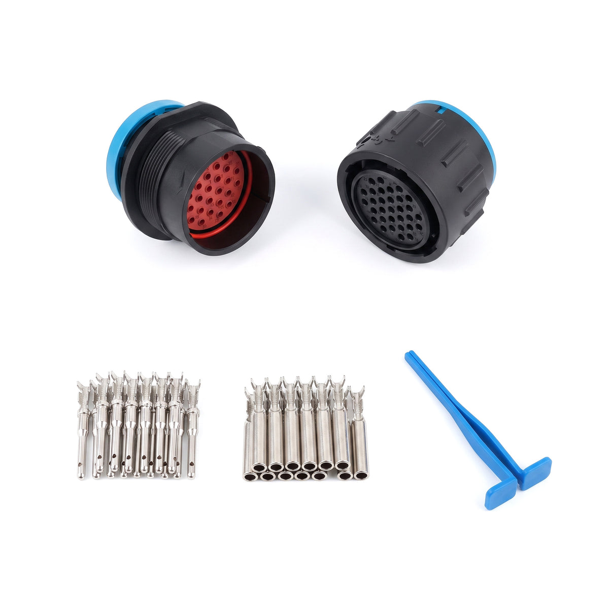 Kit completo AHDP 31 vias: os dois conectores, os terminais macho e fêmea e o extrator sobre fundo branco
