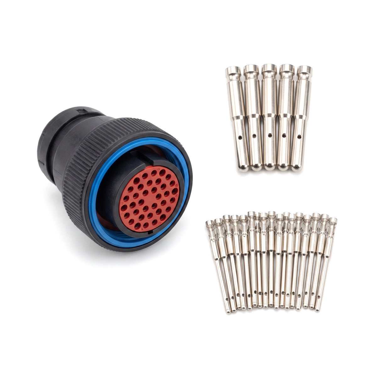 Kit AHDP 47 vias macho: conector circular preto com vedação azul e os terminais size 16 e size 20 sobre fundo branco